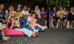 Özel gereksinimli bireyler, açık hava sinemada "Tosun Paşa" filmini izledi