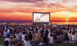 Tatil beldelerinde popüler filmler açık havada izlenecek