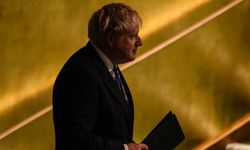İngiltere'de istifa krizi büyüyor: Johnson çağrılara kulak tıkıyor