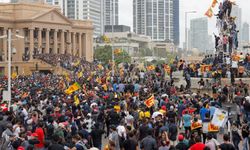 Sri Lanka'da protestocular kazandı: Rajapaksa görevi bırakıyor