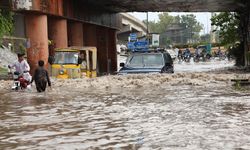 Pakistan'da yaşanan sel nedeniyle hayatını kaybedenlerin sayısı 62'ye yükseldi