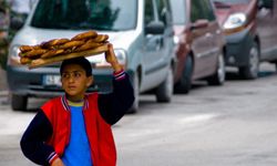Okullar kapandı çocuklar simitçi, midyeci, mendilci oldu: İzmir'de 100 bin çocuk sokaklarda
