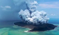 Tonga'da yanardağ patladı, atmosfere 58 bin olimpik havuzu dolduracak su buharı püskürttü