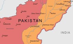 Pakistan'da petrol yüklü tankeri ile otobüs çarpıştı: 20 kişi hayatını kaybetti