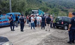 Trabzon’da vatandaşlar kötü kokuya isyan edip yolu kapattılar