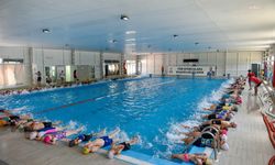 Adana Büyükşehir, çocuklara ücretsiz yüzme eğitimi veriyor