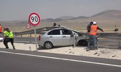 Aksaray'da otomobil demir bariyerlere saplandı: 3 yaralı