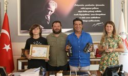 Başkan Turgay Genç'e ödüllü Döşemealtı Zeytinyağı hediyesi