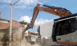 Bursa Osmangazi'de 2 tehlikeli metruk daha yıkıldı