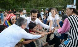 Bursa Yıldırım'daki geleneksel şenlikte Başkan Yılmaz çocuklarla oynadı