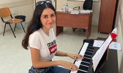 Genç Dilara, piyano çalma hayaline İZMEK'le kavuştu