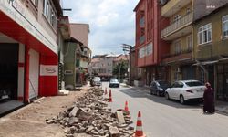 İzmit'te Kavaklar Caddesi'ne yeni kaldırım yapılıyor