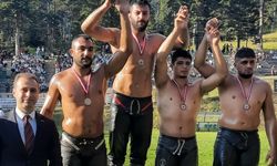 İzmit Belediyesi'nin 5 güreşçi Bolu'da kürsüdeydi