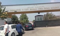 Ümit Özdağ, sığınma kampından kaçan mültecileri haberleştirdiği için tutuklanan gazeteciyi ziyaret etti