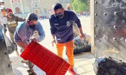 Meksika’da eylem yapan temizlik işçileri, belediye binasını çöple doldurdu