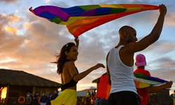 K﻿üba hükümeti eşcinsellerin evlenmesine izin verecek yasayı referanduma götürüyor