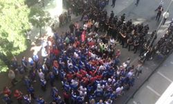 Öğretmenlere polis barikatı: MEB'e yürümek istediler, engellendiler