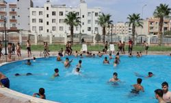 Şanlıurfalı gençler, Büyükşehir yüzme havuzlarında serinledi