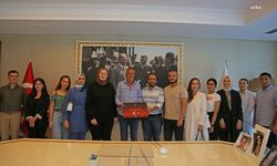 Üniversiteyi kazanan öğrencilerden Ataşehir Belediye Başkanı İlgezdi'ye teşekkür ziyareti