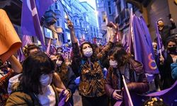 "Feminist Gece Yürüyüşü"nde “zıpladıkları” için yargılanan kadınların duruşması ertelendi