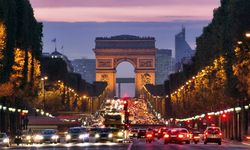 Fransa’da enerji tasarrufu için Champs Elysees Caddesi'ndeki ışıklar erken sönecek