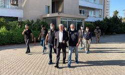 Polisten, Mersin Büyükşehir Belediyesi çalışanlarına 'basın ordusuyla' gözaltı