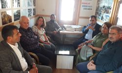EMEP Genel Başkanı Ercüment Akdeniz, İzmir Seyyar Esnaf ve Sanatkârlar Meclisi Başkanı Evren Laçin'i ziyaret etti