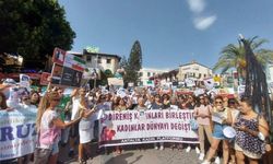 Antalya'da Mahsa Amini eylemi: Özgürlüğümüz için her yerde diktatörlüğe karşı direnmeye devam edeceğiz