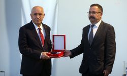 Ankara Tabip Odası'ndan Yenimahalle Belediye Başkanı Yaşar'a ödül