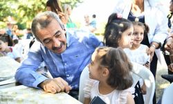 Çukurova Belediye Başkanı Çetin, kız çocuklarıyla buluştu