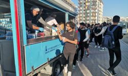 İzmir Büyükşehir'in öğrencilere ücretsiz yemek dağıtımını engelleyen üniversiteden savunma: Bizden izin almadılar