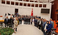 “Sansür Yasası” kabul edildi: AKP ve MHP milletvekilleri birlikte fotoğraf çektirdi