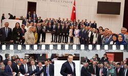 AKP'nin 'gurur' pozları: Başkanlığa geçerken de, yolsuzlukla suçlanan bakanları kurtarırken aynı pozları verdiler