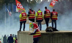 Fransa'da grev ülkeye yayıldı: Kamu çalışanları da iş bıraktı
