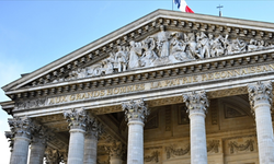 Fransız çevreci Paris'teki tarihi yapı Pantheon'un çatısına çıktı