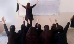 İran’da Mahsa Amini protestoları liselere sıçradı, genç kızlar başörtülerini çıkarıyor