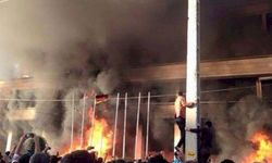 İran'da isyan ateşi sönmedi: Mahabadlı Kürtler Valilik binasını ateşe verdi