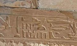 Mısırlılar zaman yolculuğu mu yaptı? Piramitlerdeki helikopter ve uçağa benzer figürler neyi anlatıyor?