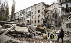 Ukrayna'da bir apartmana düzenlenen füze saldırında 7 sivil hayatını kaybetti