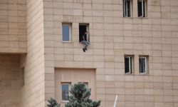 Urfa Adliyesi'nin 3'üncü katında pencereye çıkan kişi intihar girişiminde bulundu