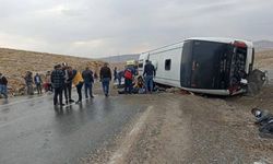 Geri gönderme merkezine götürülen göçmenlerin bulunduğu otobüs devrildi: 3 kişi yaşamını yitirdi, 27 yaralı