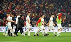 Sahaya olayları nedeniyle Göztepe - Altay maçı yarıda kaldı: Taraftar kaleciye saldırdı