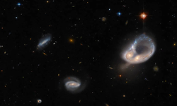 Hubble Uzay Teleskobu sıra dışı galaksi birleşimini yakaladı