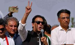Pakistan'da erken seçim talebiyle yürüyüş yapan eski Başbakan İmran Han'a silahlı saldırı