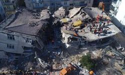 Malatya'da yakınının enkazdan çıkmasını bekleyen mühendis: Kağıt gibi üst üste çöken bir bina sistemi