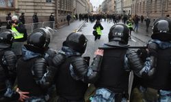 Rusya protesto haberlerini engelliyor: Gazeteciler Rus silahlı kuvvetleri hakkında yanlış bilgi yaymakla suçlanıyor