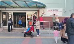 İzmir'de çocuk acil servislerinde uzun kuyruklar oluştu: ‘Sağlık sistemi baştan düzenlenmeli’