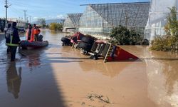 Antalya'yı sel vurdu! Vatandaşlar botlarla kurtarıldı