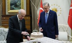 Erdoğan, Devlet Bahçeli'nin doğum gününü üç hilalli pasta ile kutladı