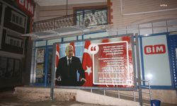MHP’li belediyesi, zincir market şubesinin önüne, üzerinde Bahçeli’nin sözleri olan reklam panosu yerleştirdi